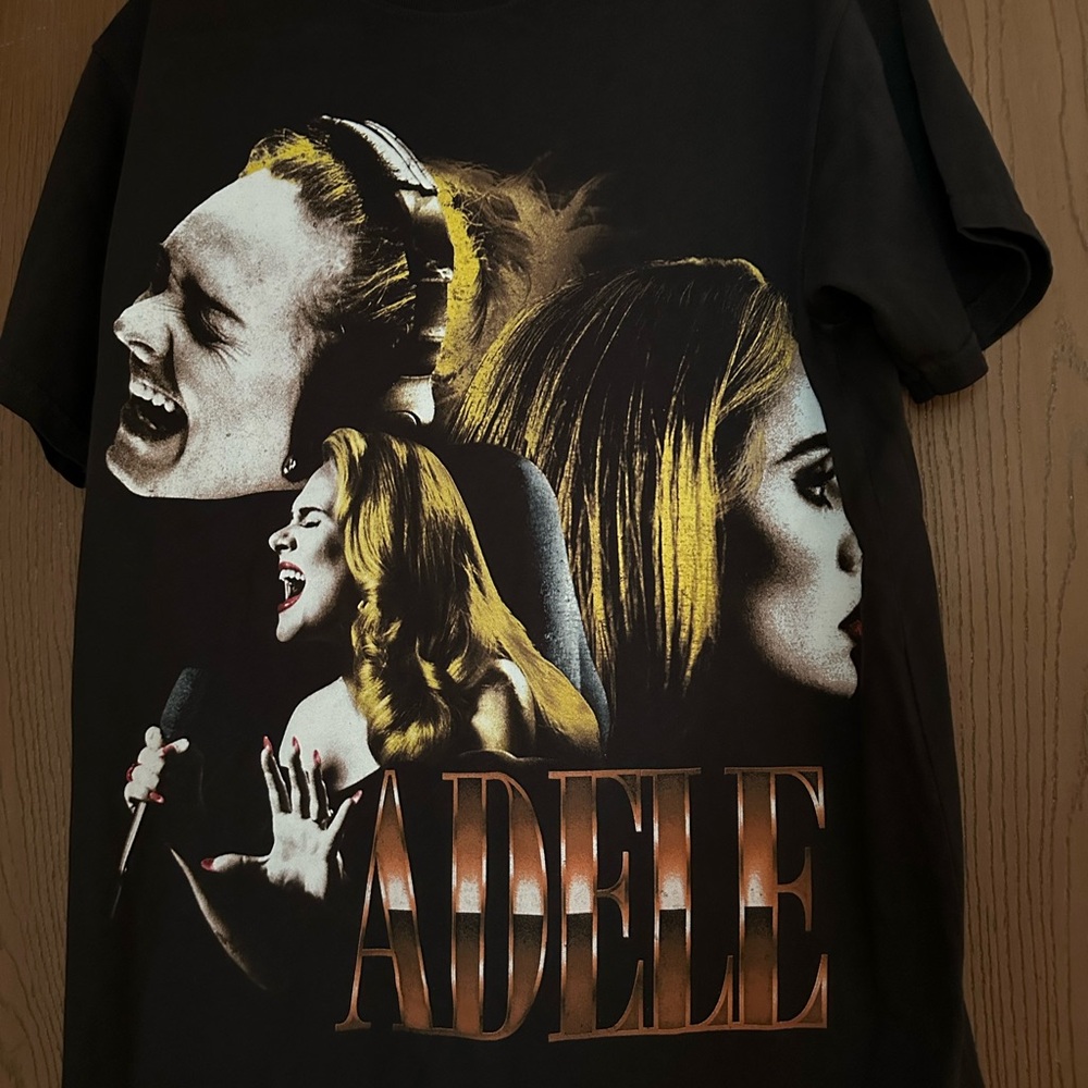 Gorgeous Adele tour tee shirt in size small NWOT